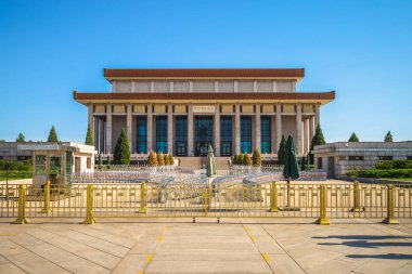 Çin, Pekin 'deki Mao Zedong anıtı. Çince metnin çevirisi 