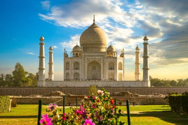 UNESCO Taj Mahal Agra, Hindistan alacakaranlıkta
