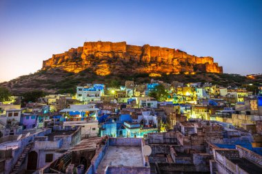Hindistan 'daki Jodhpur ve Mehrangarh kalesinin gece görüşü