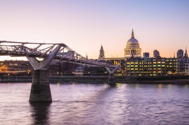 Londra 'daki St. Paul Katedrali' nin gece manzarası, Birleşik Krallık
