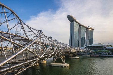 Singapur - 6 Şubat 2020: Singapur 'da Singapur Körfezi' nin silueti ve Singapur 'un ünlü simgesi: kum, sarmal ve sanat müzesi.