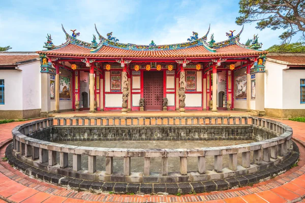 位于台湾新竹的孔庙 汉字的翻译是大门上的 大成门 和灯笼上的 — 图库照片