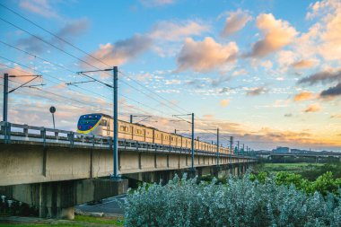 Tren Touqian Nehri 'ni geçiyor, Hsinchu.