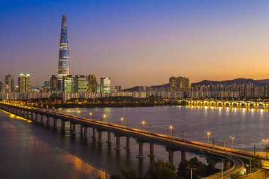 Güney Kore 'de Han Nehri yakınlarındaki Seul' ün ufuk çizgisi