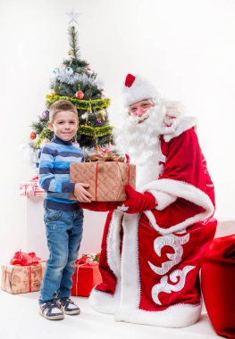 Noel Baba ile küçük çocuk