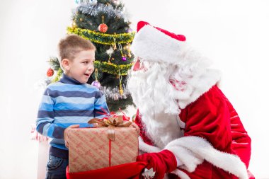 Noel Baba ile küçük çocuk