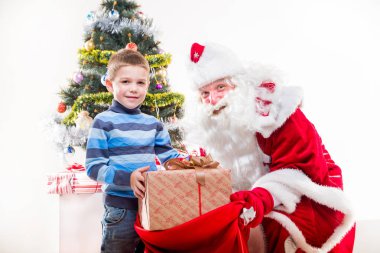 Noel Baba ile küçük çocuk