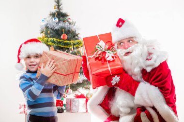 Noel Baba ile küçük çocuk