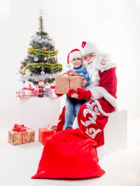 Noel Baba ile küçük çocuk