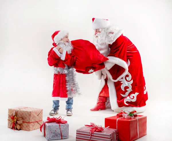 Άγιος Βασίλης με μικρό αγόρι — Φωτογραφία Αρχείου