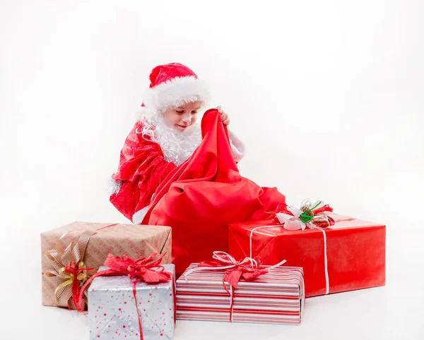 Pequeño niño con regalos —  Fotos de Stock