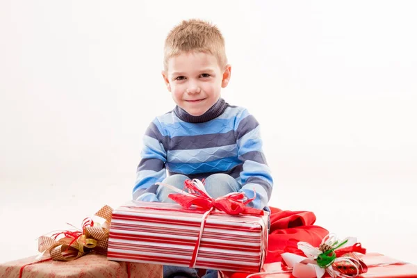 Petit garçon avec des cadeaux — Photo