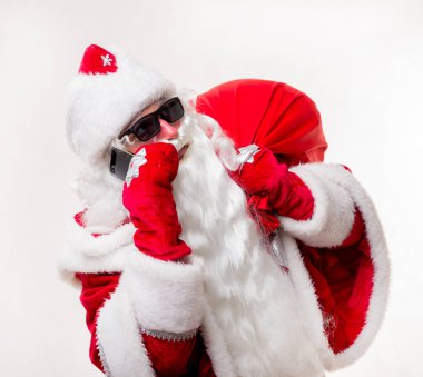 Güneş gözlüklü Noel Baba