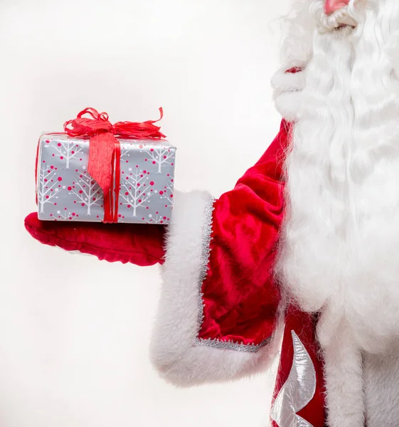 Babbo Natale con regalo — Foto Stock