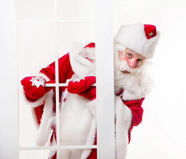 Santa Claus στέκεται πίσω από το παράθυρο — Φωτογραφία Αρχείου