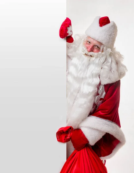 Babbo Natale in piedi vicino al cartellone — Foto Stock