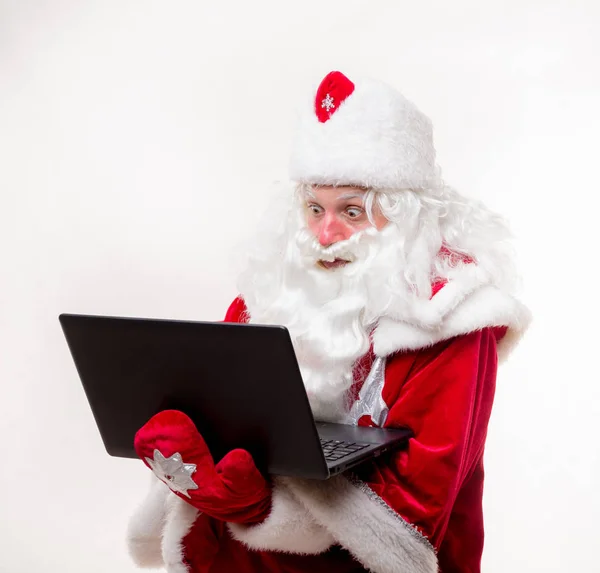 Papai Noel com laptop — Fotografia de Stock