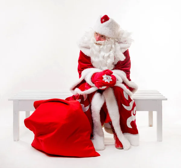 Babbo Natale seduto sulla panchina — Foto Stock