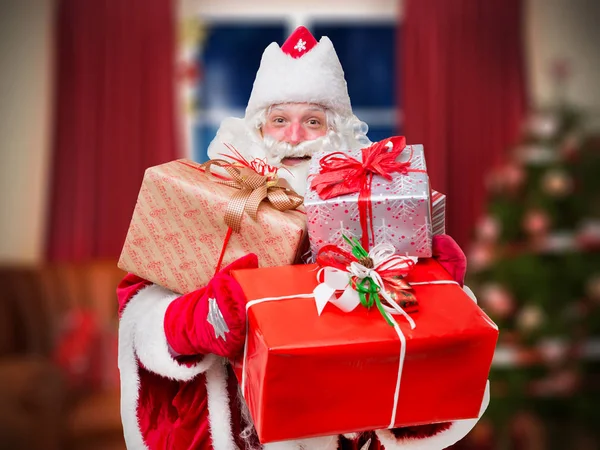 Santa Claus avec des cadeaux — Photo