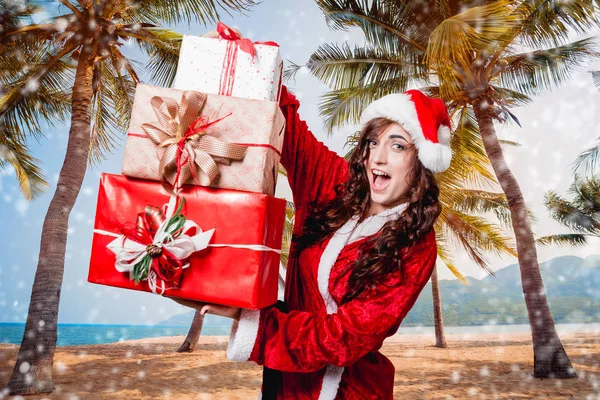 Ragazza pietosa vestita come Babbo Natale — Foto Stock