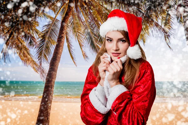 Ragazza pietosa vestita come Babbo Natale — Foto Stock