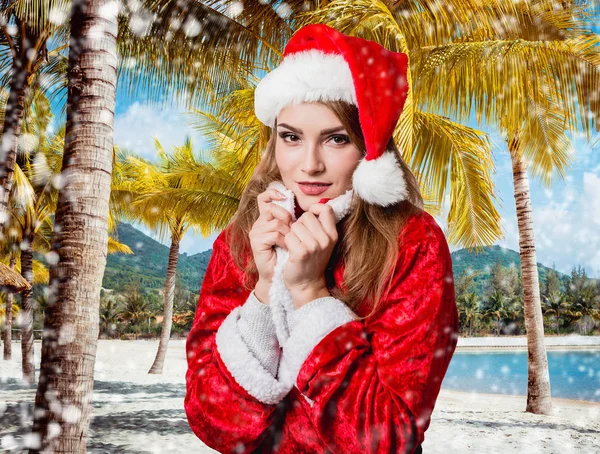 Ragazza vestita come Babbo Natale — Foto Stock