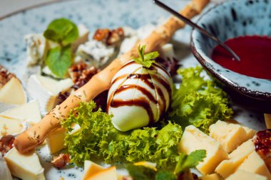 peynir çeşitli eklemelerle tabağa dilimlenmiş