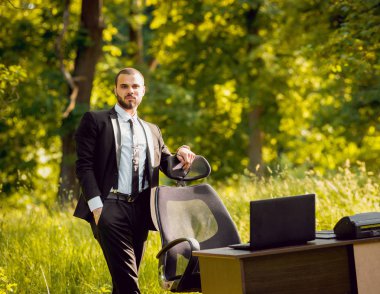 Genç buisnessman Park'ta çalışma sakallı. Uzak iş kavramı.