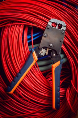 Elektrik donatımı. Elektrik kablo ve crimper.