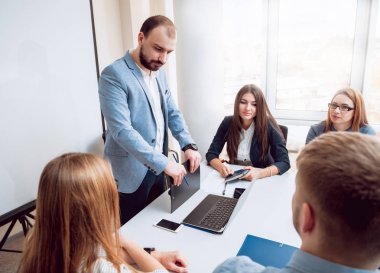 Takım toplantısı. İş stratejisi tartışılması.