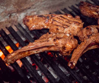 sıcak ızgara kaburga pişirme