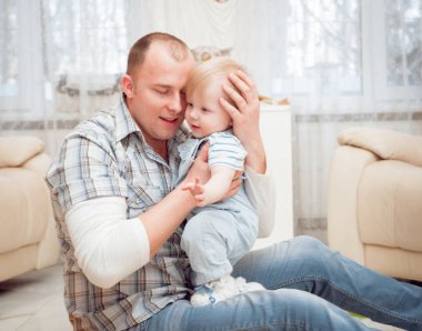 Baba evde oğluyla oynuyor..