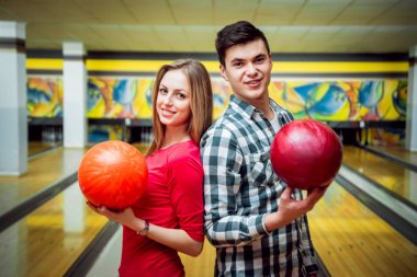 Güzel kız ve delikanlı Bovling topları