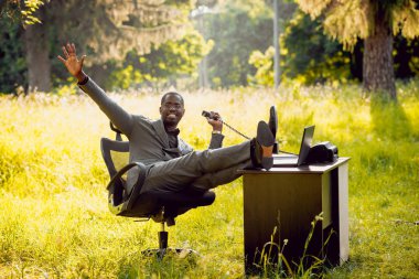 Afrika buisnessman Park'ta çalışma. Uzak iş kavramı.