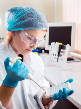 Laboratuvar çalışmalarında güler Medic personeli