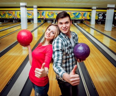 Neşeli beyaz arkadaş bowling kulübünde eğleniyor