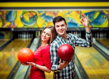 Güzel kız ve delikanlı Bovling topları