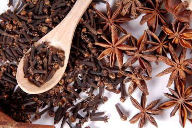 Karanfil beyaz zemin üzerine kaşık ve sanagüzel yıldız 