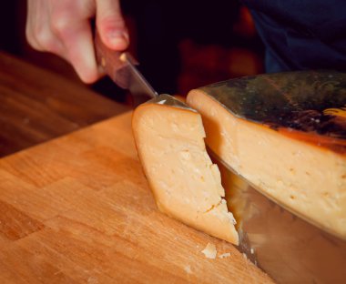 Bıçak peynir ile dükkanda dilimler halinde kesilmiş