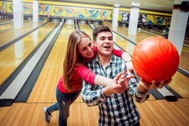 Güzel kız ve delikanlı bovling topu ile