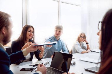 Takım toplantısı. İş stratejisi tartışılması.