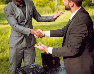 İki genç çok kültürlü iş adamları iş park yerinde. Uzak iş kavramı.