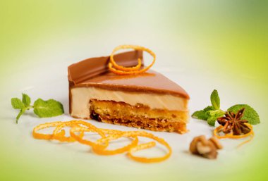 Sedusive ve lezzetli pasta, closeup izole ve bulanık arka plan üzerinde