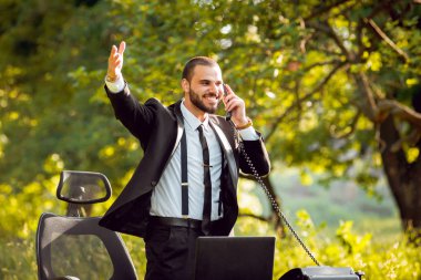 Genç buisnessman Park'ta çalışma sakallı. Uzak iş kavramı.