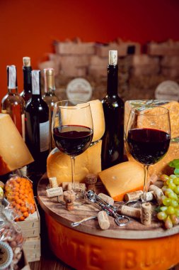 Güzel ve zengin kompozisyon çeşitli peynir ve şarap ile fındık ve üzüm ile