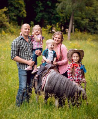 Midilli atı Park ile neşeli aile yürür