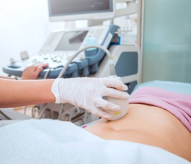 Ultrason tarayıcı bir doktor elinde. Tanılama. Ultrason.