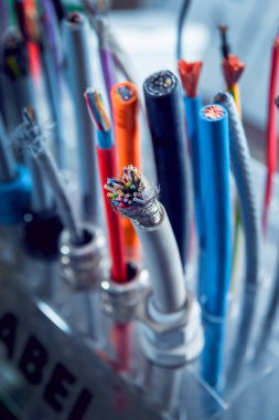 Elektrik donatımın kapatın. Çok renkli kablolar.