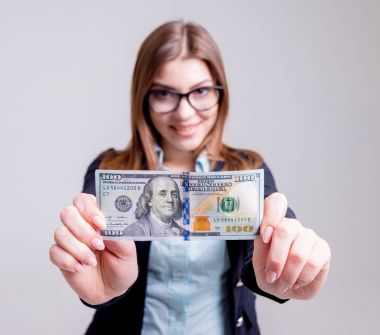 İşkadını gözlüklü yüz dolarlık banknot ile