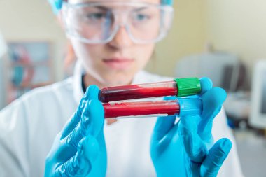 Laboratuvar çalışmalarında güler Medic personeli. Kan testi ile boruları.